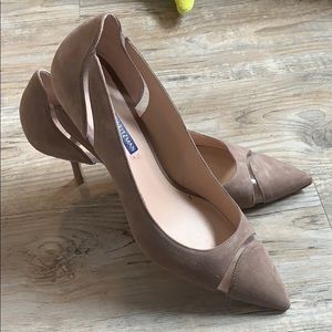 Stuart Weitzman 1in heel.